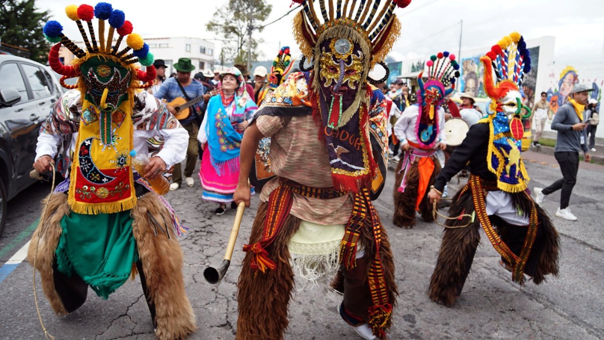 Festejo. En la Universidad Salesiana, decenas de personas celebraron el Inti Raymi.