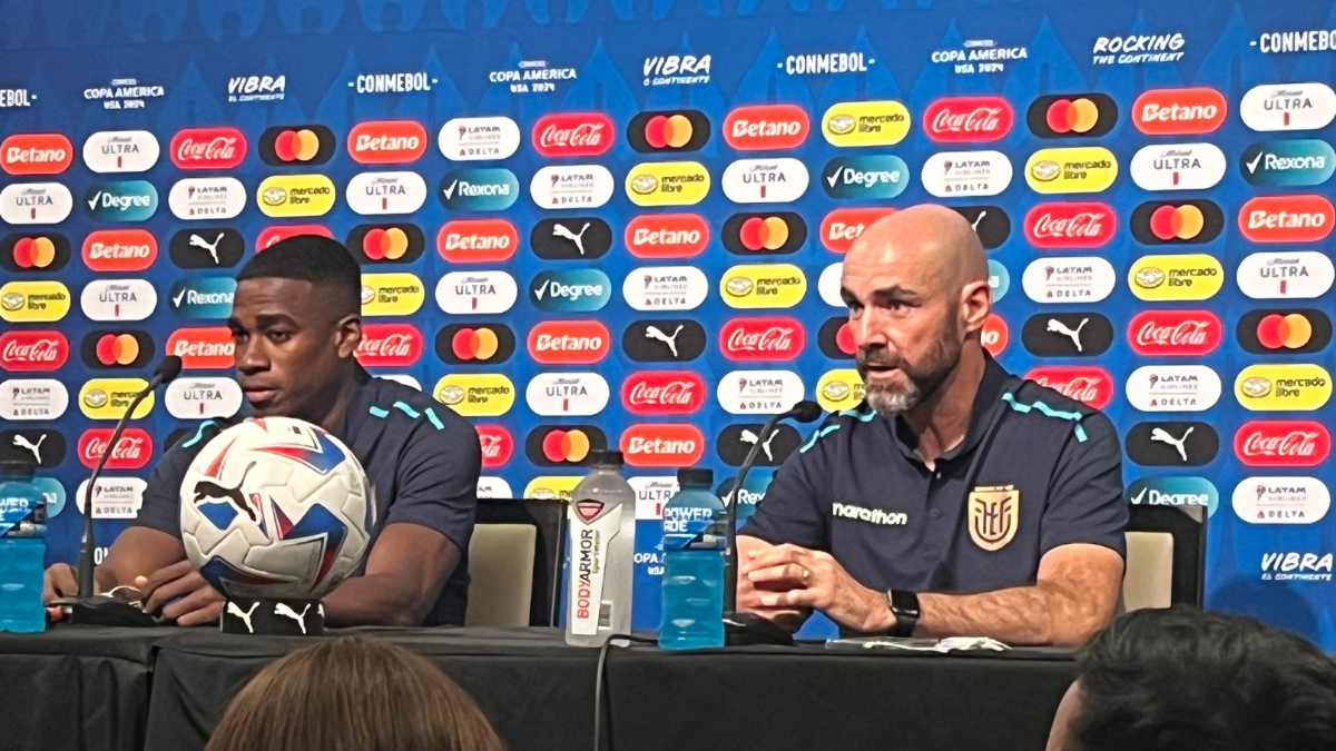 Félix Torres junto al DT de Ecuador Félix Sánchez.