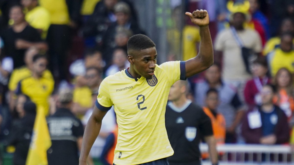 Fotografía de archivo en la que se registró al defensor central ecuatoriano Félix Torres durante un partido de las eliminatorias suramericanas a la Copa Mundial de la FIFA 2026.