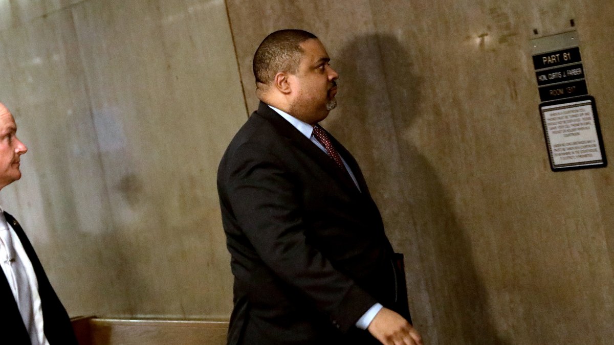 El fiscal de distrito del condado de Nueva York, Alvin Bragg, mientras llega al tribunal penal de Nueva York, Nueva York, EE. UU., el 1 de mayo de 2024.