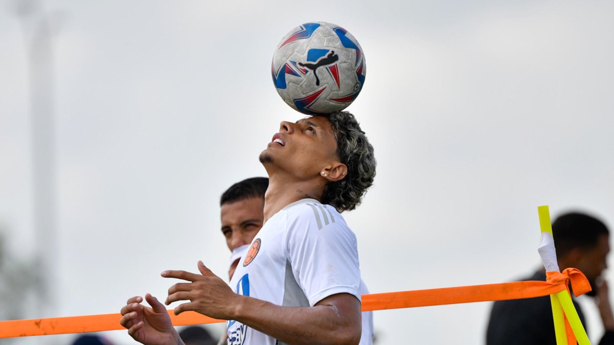 Fotografía cedida este viernes por la Federación Colombiana de Fútbol que muestra al jugador Richard Ríos, durante la jornada de entrenamiento realizada en Houston (Estados Unidos).