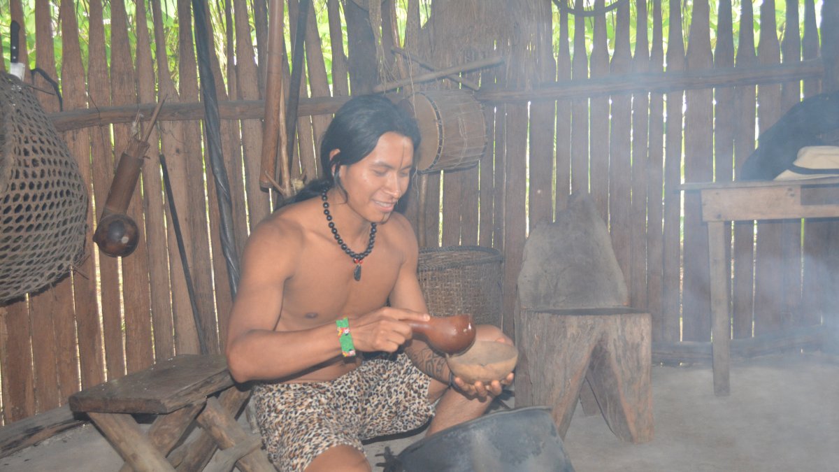 El joven es nativo kichwa del Puyo y por su forma de andar, libremente en la selva, fue bautizado como tarzán por su novia.