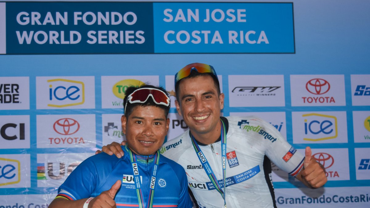 Mauricio Calahorrano (d) y Luis Tabango dos militares a los que el uniforme no les quitó la aspiración mundialista.