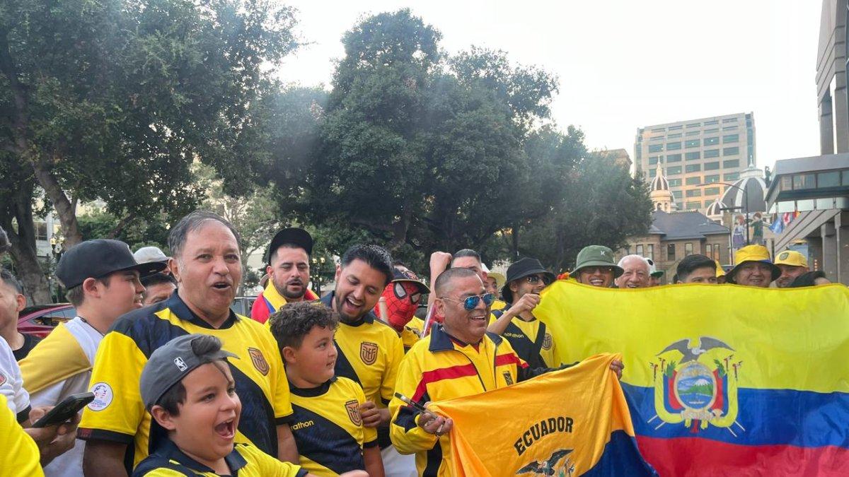 Hinchas ecuatorianos realizando el banderazo.