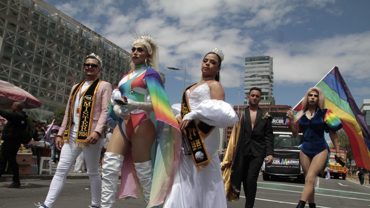 Los trajes y los colores se hicieron presentes en las calles de Quito