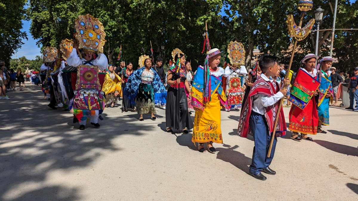 El evento, que fue un verdadero festín cultural, contó con la destacada participación de 30 de grupos bail