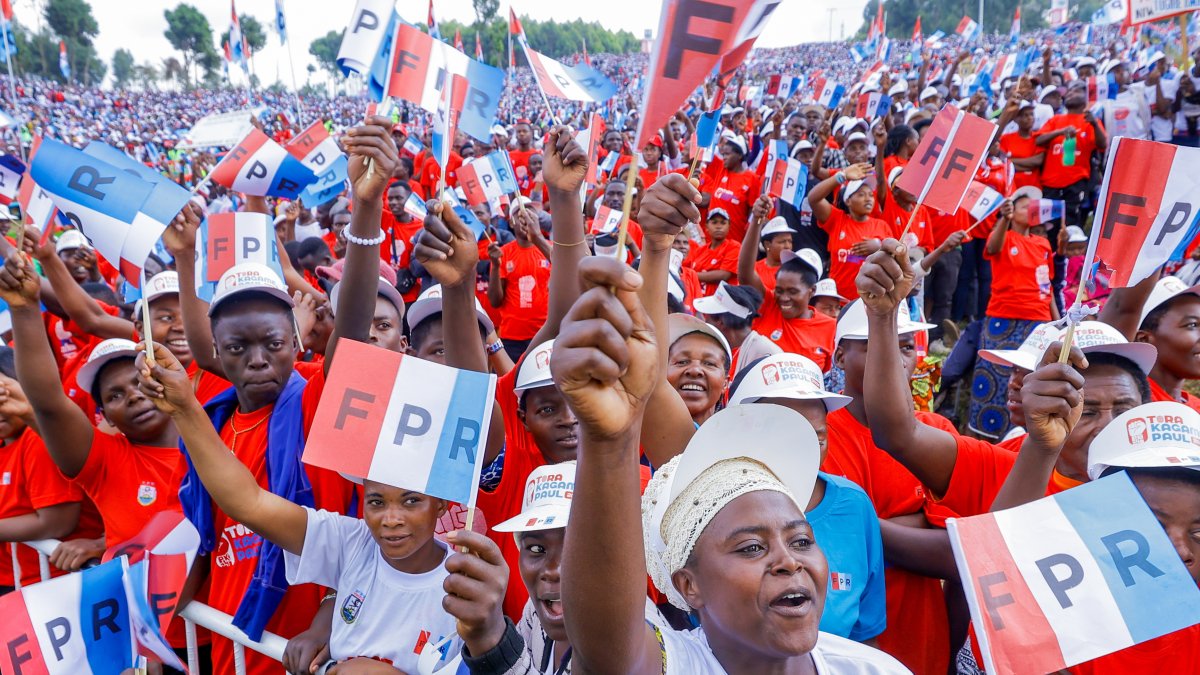 Los partidarios del actual presidente de Ruanda, Paul Kagame, asisten al lanzamiento de su campaña presidencial en Musanze, Ruanda.