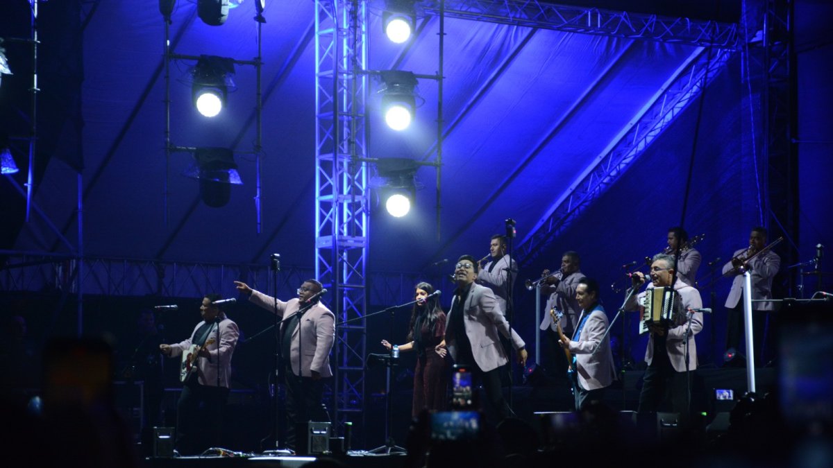 El ‘Verano de las Artes’ inició el viernes con intervenciones en las plazas de la ciudad y un megaconcierto en el que participaron bandas locales y la mexicana Los Ángeles Azules.