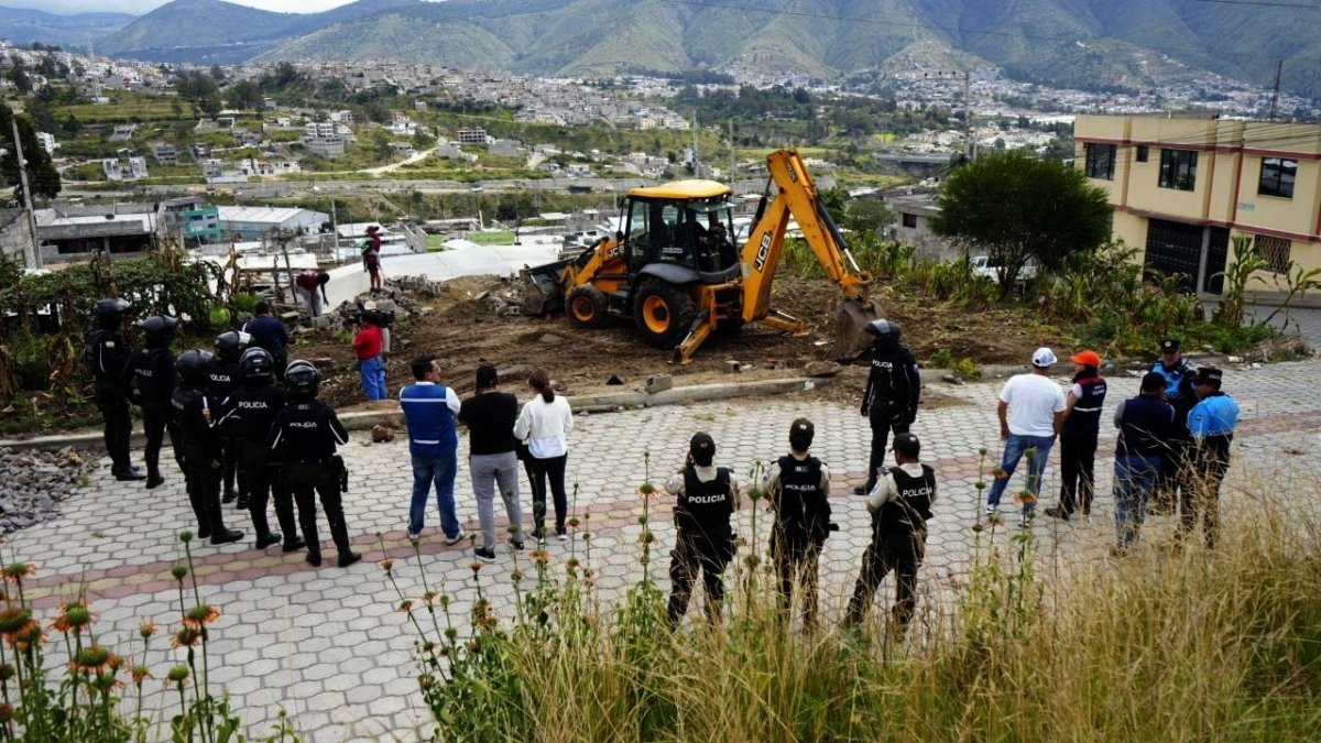 Con maquinaria y presencia policial derrocaron el cerramiento ilegal en el sector.