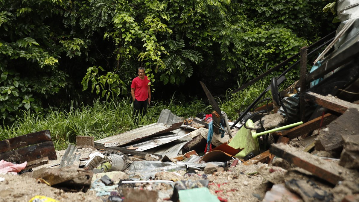 Un hombre observa escombros de una casa derrumbada a causa de las lluvias, el 21 de junio del 2024, en Soyapango (El Salvador).