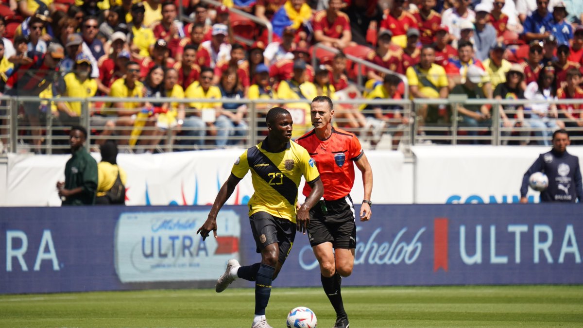 Moisés Caicedo armando una jugada para Ecuador.