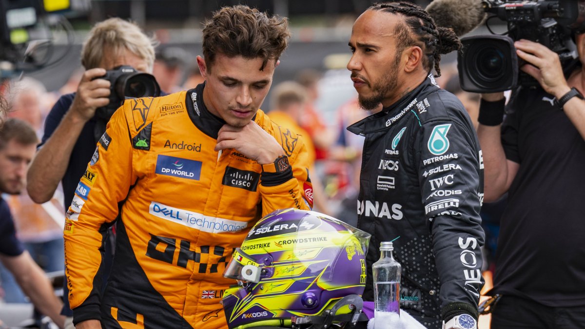 Lando Norris junto a Lewis Hamilton tras la prueba de clasificación. Ambos irán con el afán de tumbar a Red Bull.
