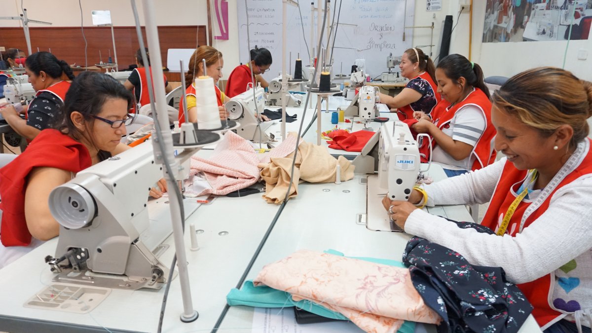 Confección. Un grupo de mujeres trabajando en el sector textil.