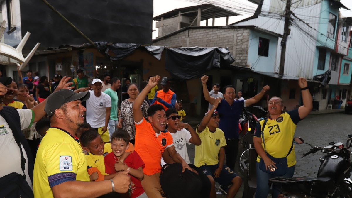 Familiares y vecinos de Moisés Caicedo brindaron su apoyo a La Tri.