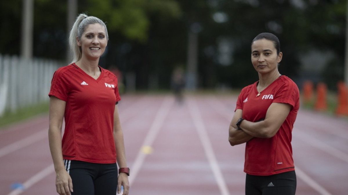 Neuza Back, de 39 años (i) y Edina Alves, de 44 años, son las referencias del arbitraje femenino brasileño.