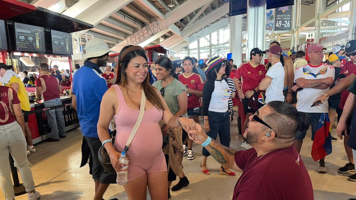 La pareja se comprometió durante el partido entre Ecuador y Venezuela.