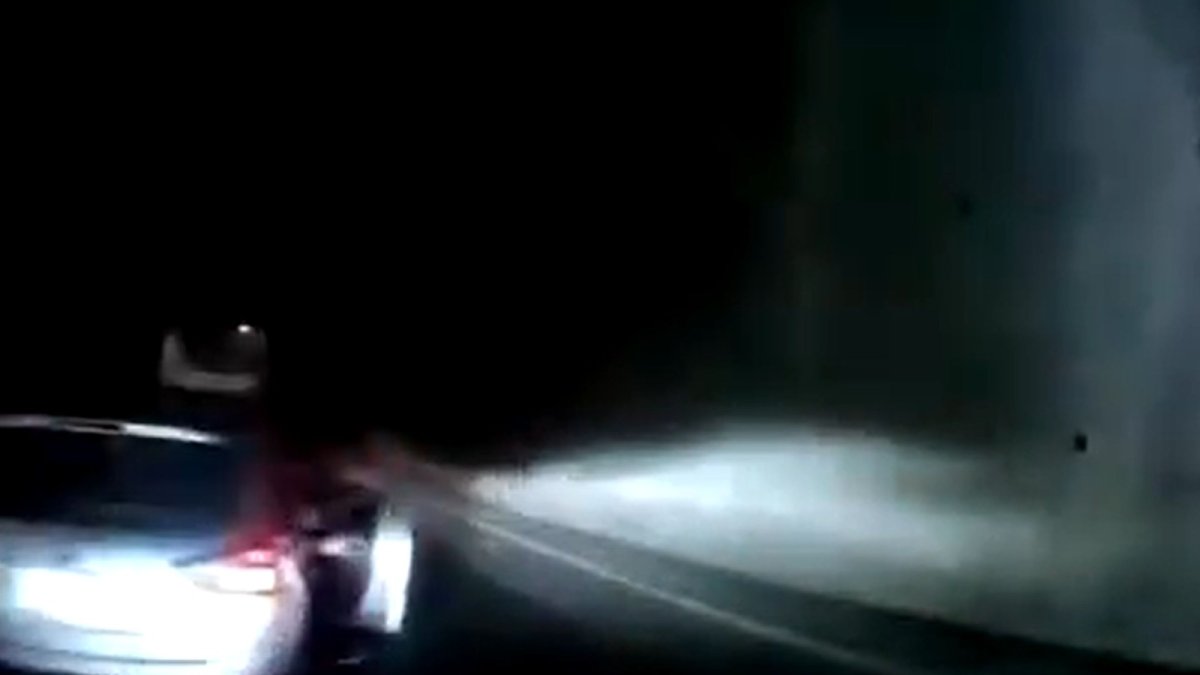 En el video se observa como un auto intercepta a otro vehículo para asaltarle
