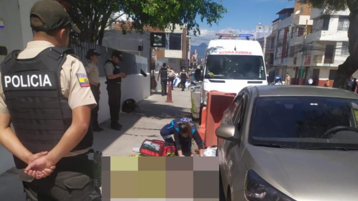 Paramédicos fueron al lugar para dar asistencia a los servidores policiales.