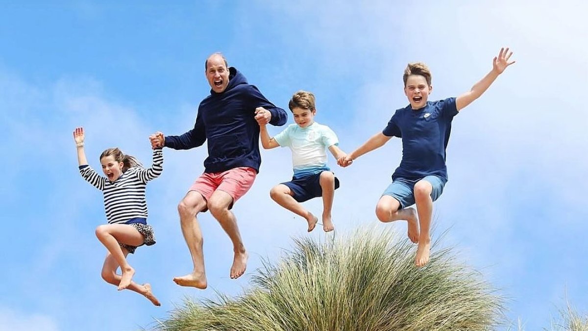 La foto capta un momento familiar y distendido. Aparecen el príncipe Guillermo y los tres hijos de la pareja.