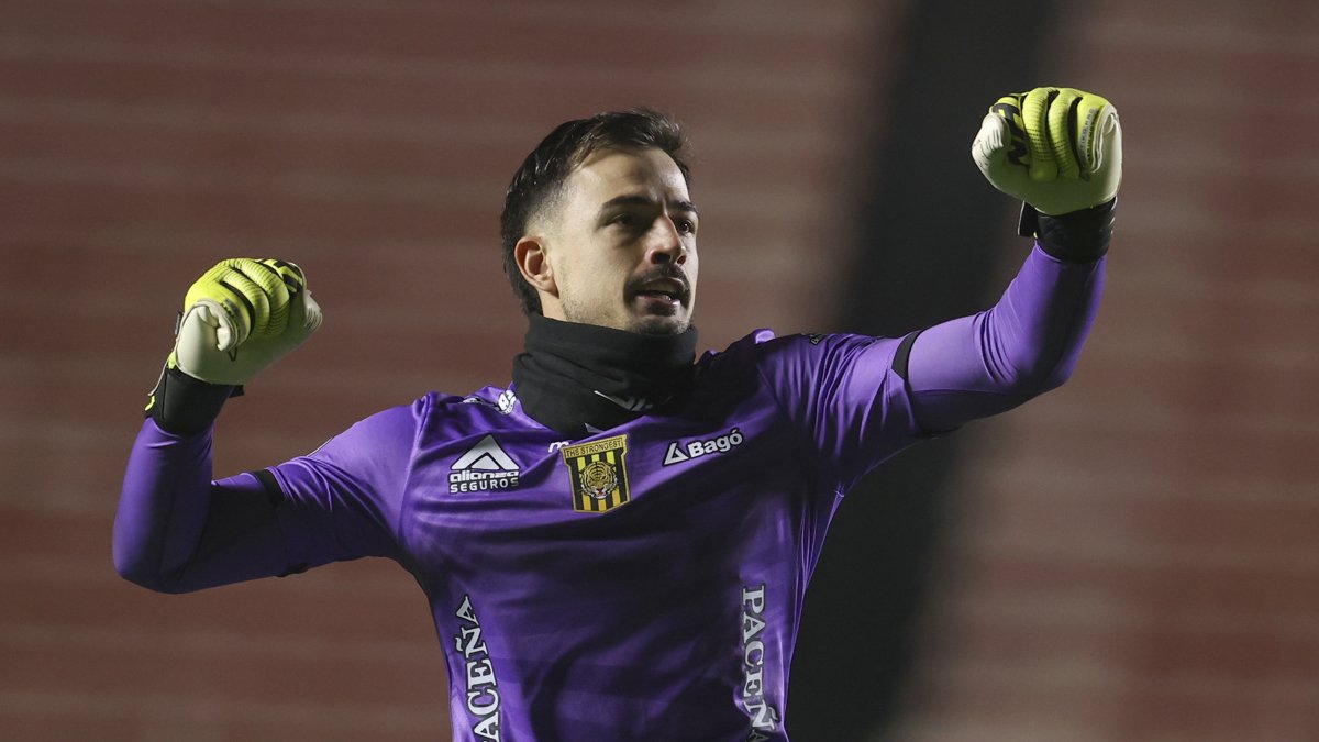 Fotografía de archivo fechada el 15 de mayo de 2024 de Guillermo Viscarra portero de The Strongest mientras celebra un gol en un partido de la fase de grupos de la Copa Libertadores en La Paz (Bolivia).