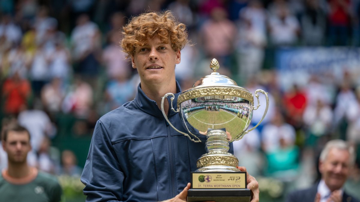 Jannik Sinner con su primer título como N°1 del mundo tras vencer 7-6 (8) y 7-6 (2) a Hubert Hurkacz.