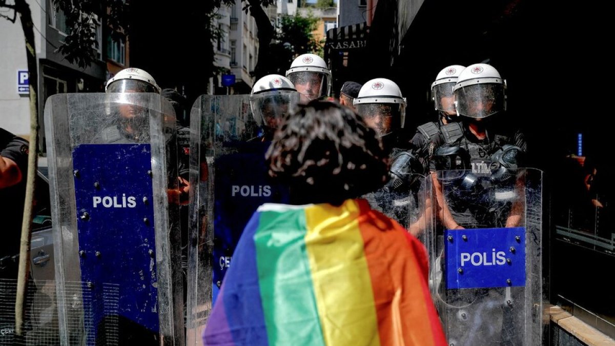 Simpatizantes de la comunidad LGBT frente a la policía turca.