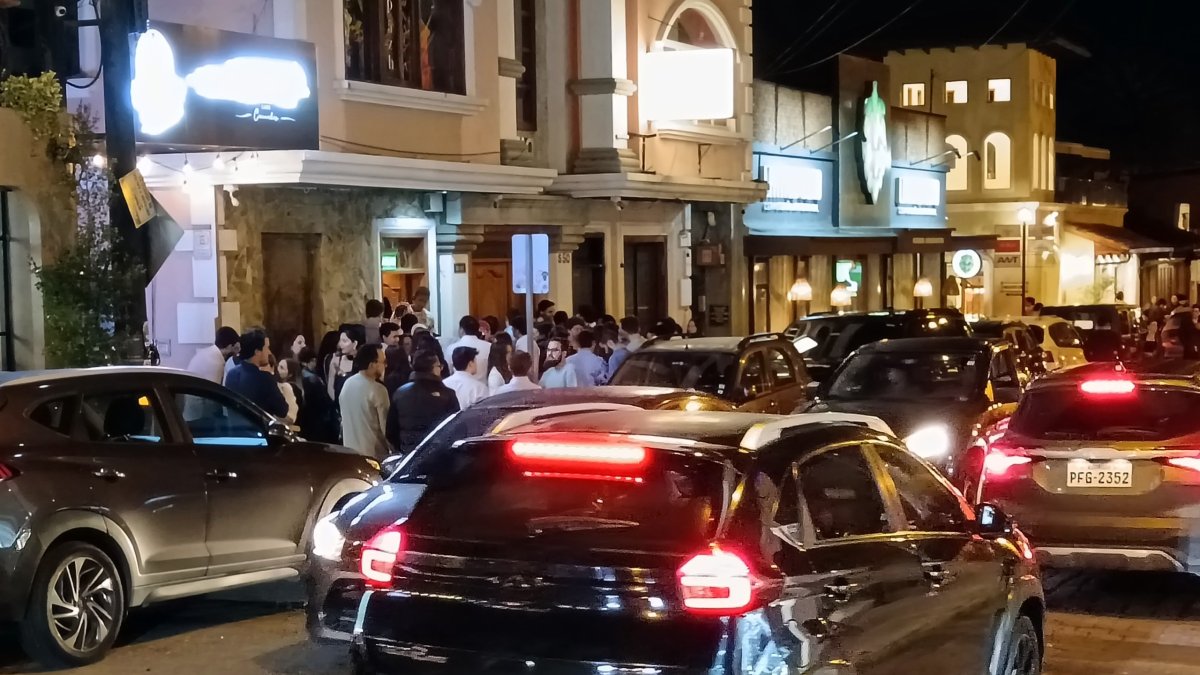 Ambiente. Bares y restaurantes del Parque Central de Cumbayá se prenden pasada las 20:00.