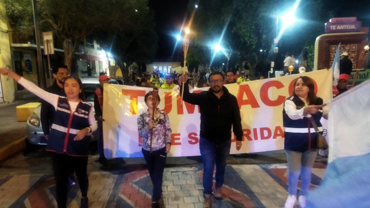 La marcha estuvo acompañada de autoridades locales y recorrió la calle Juan Montalvo de Tumbaco