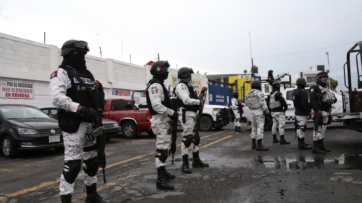 |
Control. Elementos de la Guardia Nacional resguardan las instalaciones de una gasera en Hidalgo (México).