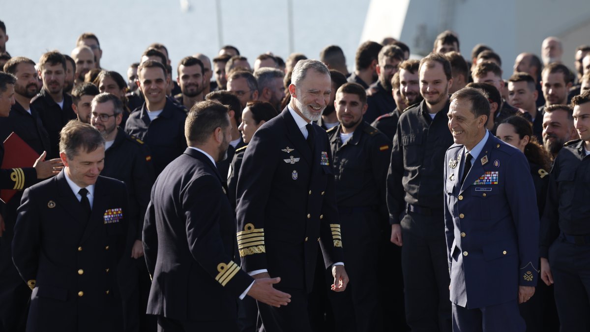 El rey Felipe VI (d) visita el portaaeronaves Juan Carlos I, este domingo durante su visita a Tallin (Estonia) dentro de su gira por los tres países bálticos. EFE/ Mariscal