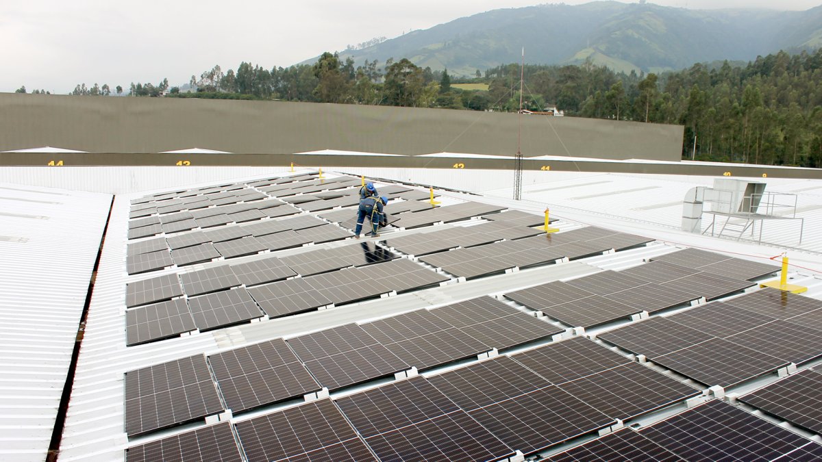 Trabajo. Una persona instala panales solares en la empresa Productos OLÉ.