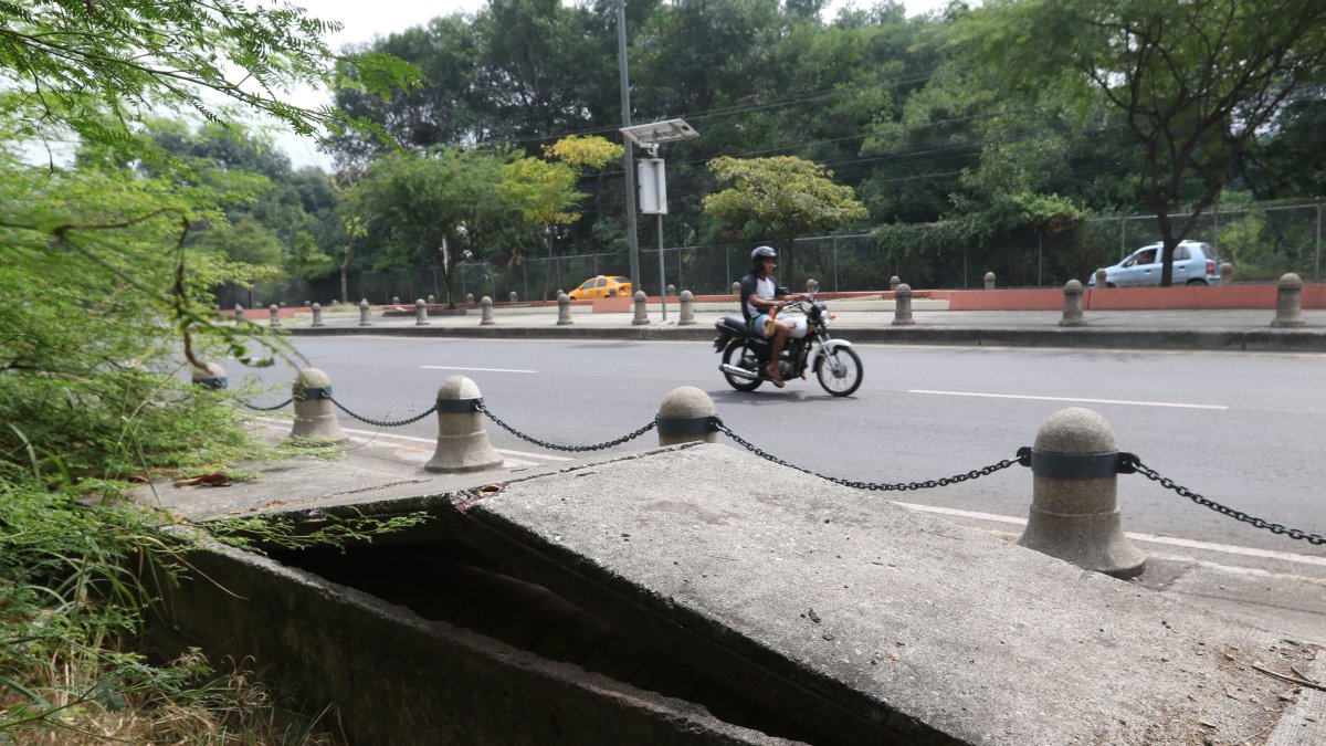 16-06-2024-En la Av. Barcelona frente a los condominios Base San edurdo se observa levantamientos de muros en la calzada
