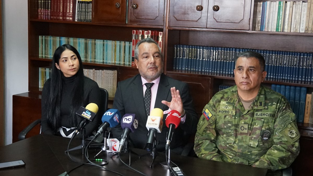 Riofrío estuvo acompañado por varios militares en servicio pasivo, como el Mayor Fausto Erazo, quien señaló que el Coronel no tiene relación con el caso Purga.