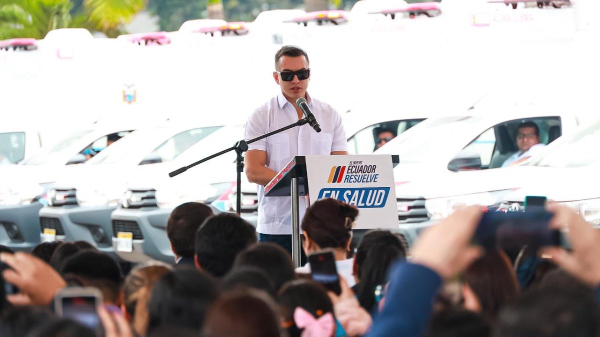 El presidente Daniel Noboa durante la entrega de ambulancias este lunes 24 de junio de 2024 en el Hospital Universitario, de Guayaquil.