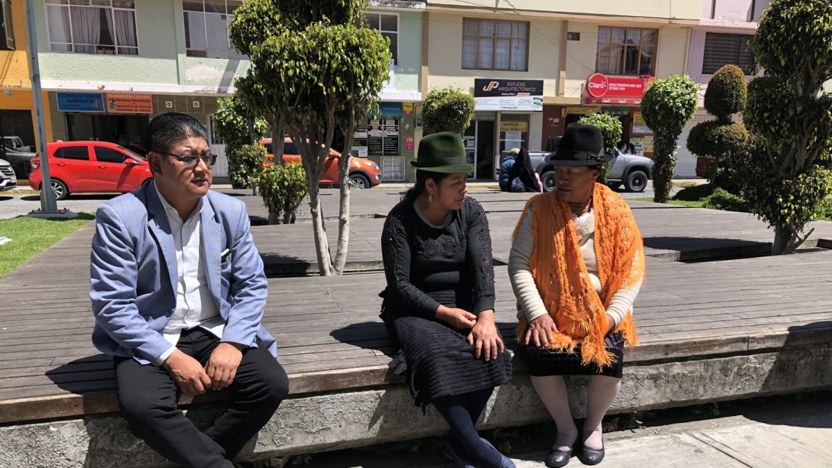 Inés Toaquiza junto a sus familiares en la espera de los trámites para repatriar el cuerpo de su hija.