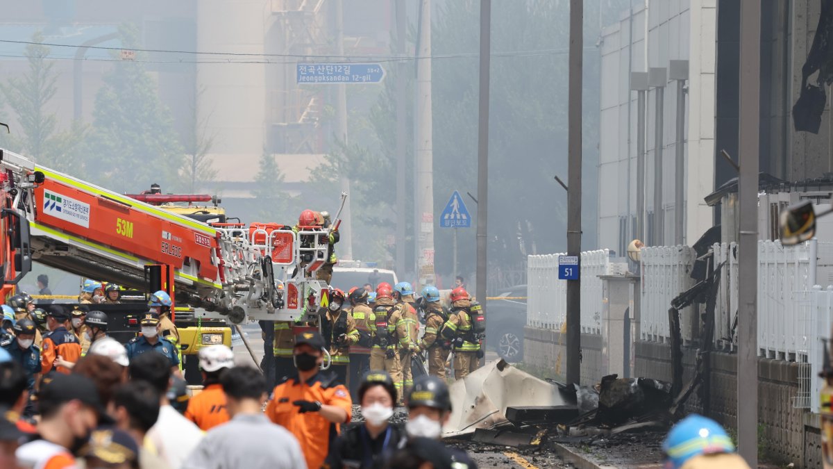 Los bomberos intentan apagar un incendio en una fábrica de baterías en Hwaseong, Corea del Sur, el 24 de junio de 2024.
