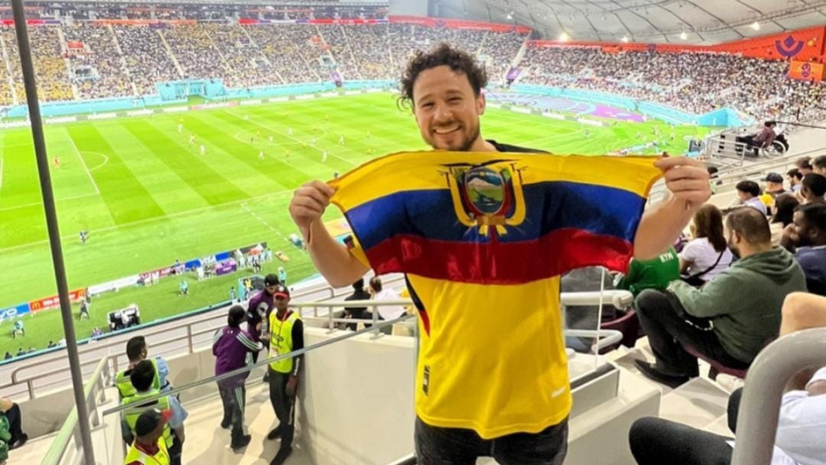Luisito Comunica apoyando a la selección ecuatoriana en un partido del Mundial Qatar 2022.
