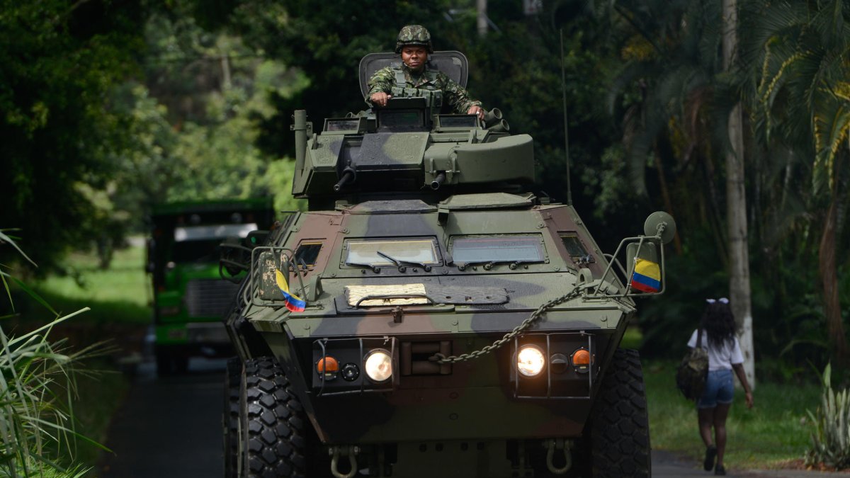 Un camión blindado del Ejército colombiano patrulla por vías de acceso al municipio de Jamundí, Valle del Cauca (Colombia).