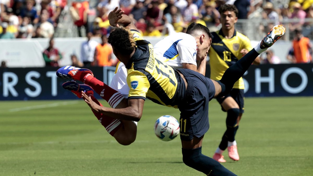 Nahuel Ferraresi (C) defensor de Venezuela y el ecuatoriano Kevin Rodríguez (i) durante el partido de Copa América 2024.