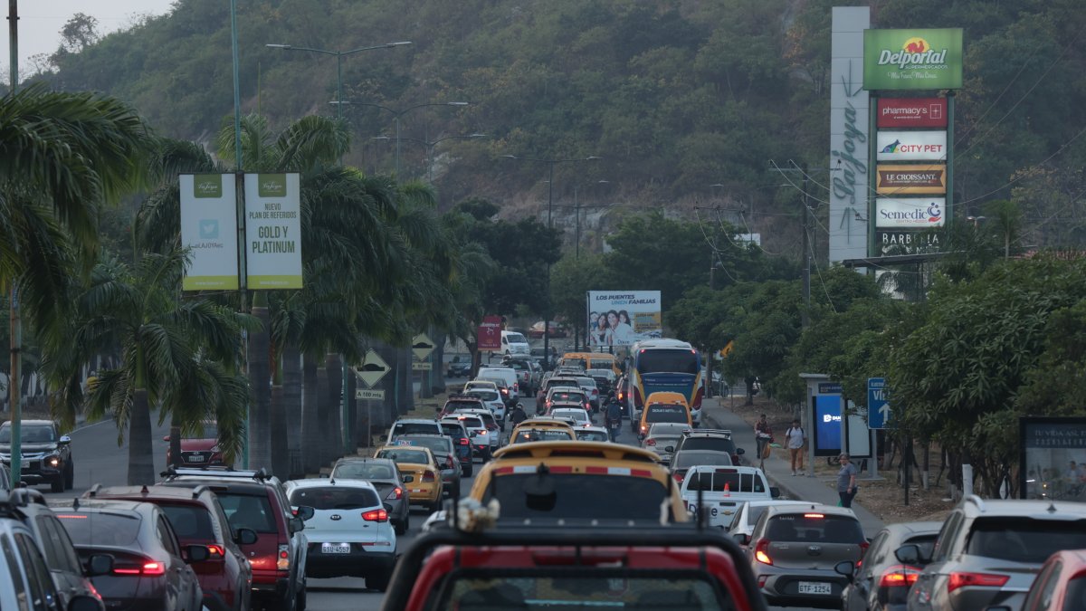 Atascos. La ciudadanía denuncia que llegan a pasar hasta 30 minutos atrapados en el congestionamiento que se genera a diario en la vía principal de esta urbanización.