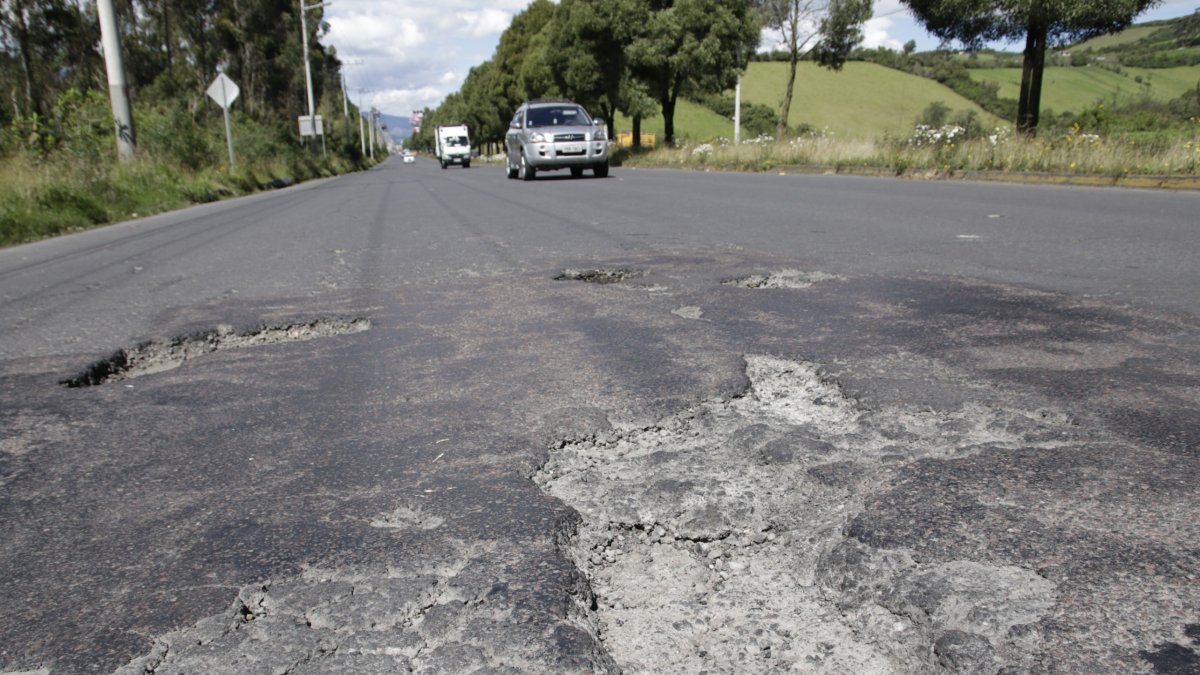 En la Simón Bolívar es común encontrar huecos y grietas.
