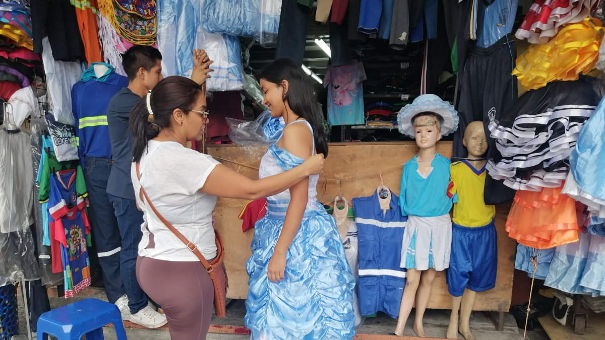 Clientes.- Maruixi Romero prueb un disfraz típico de guayaquileña a su hija Marlene.