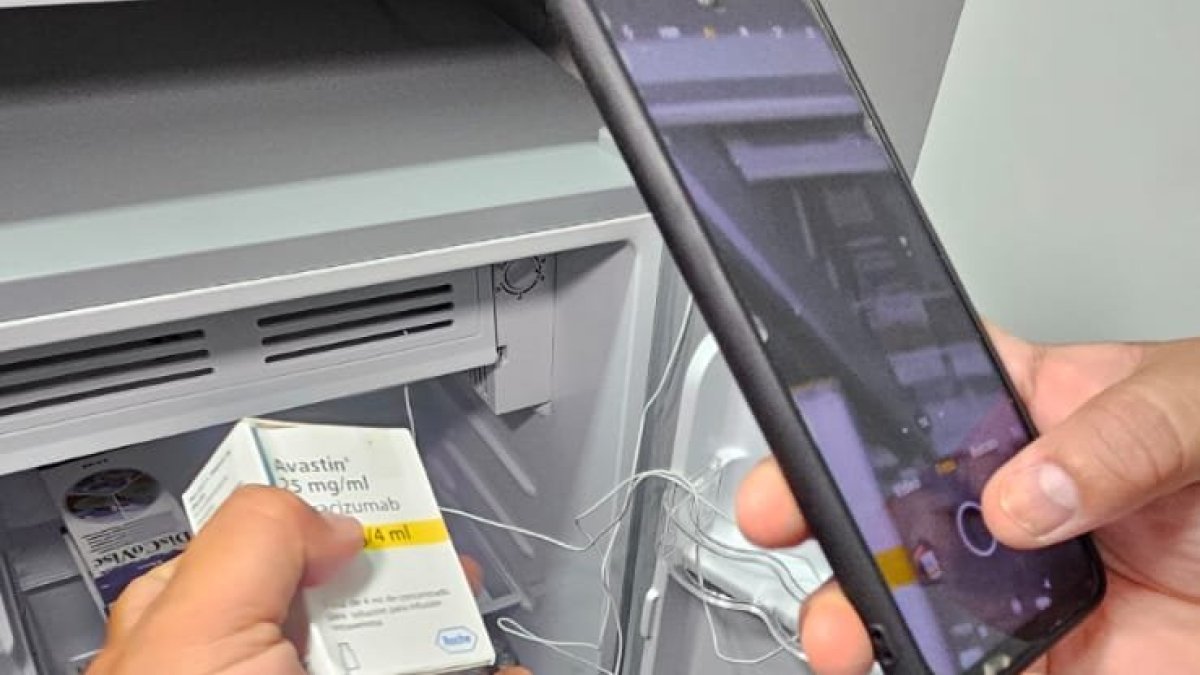 Técnico del Arcsa toma información de uno de los lotes del medicamento.