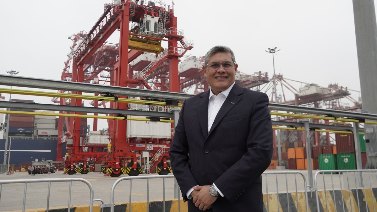 Es el CEO de DP World para Ecuador y Perú. Tiene una maestrÍa en Administración de Empresas, por la Babson College de EE. UU.