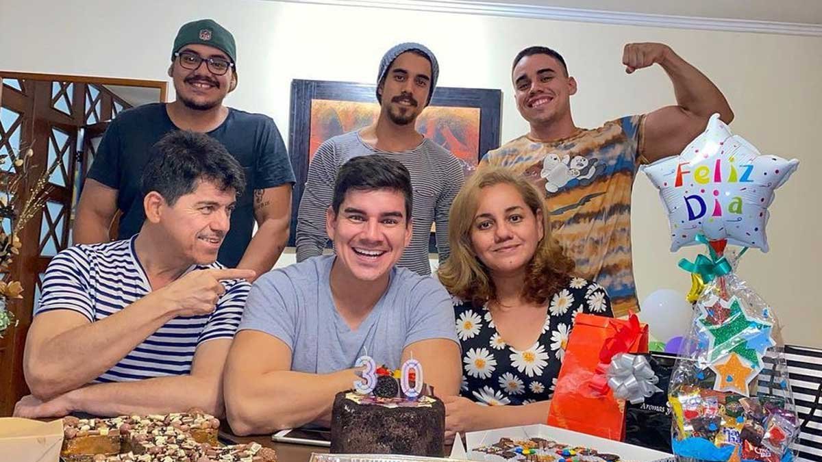 Isaac con su familia.