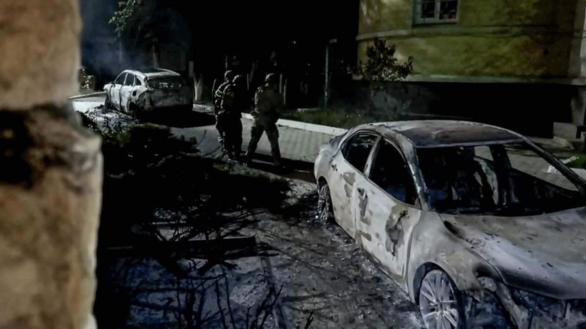 Oficiales del servicio de seguridad federal ruso durante una operación antiterrorista en Derbent, República de Daguestán, Rusia, a principios del 24 de junio de 2024.