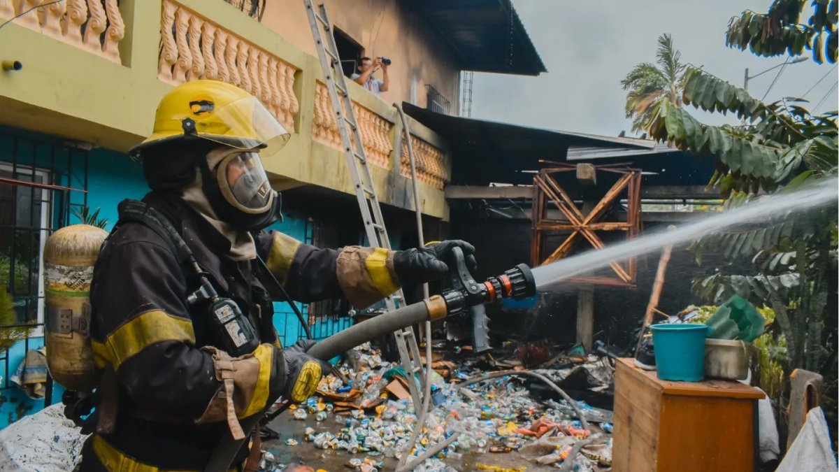 En la vivienda se halló material peligroso con el que se fabricaba pirotecnia.