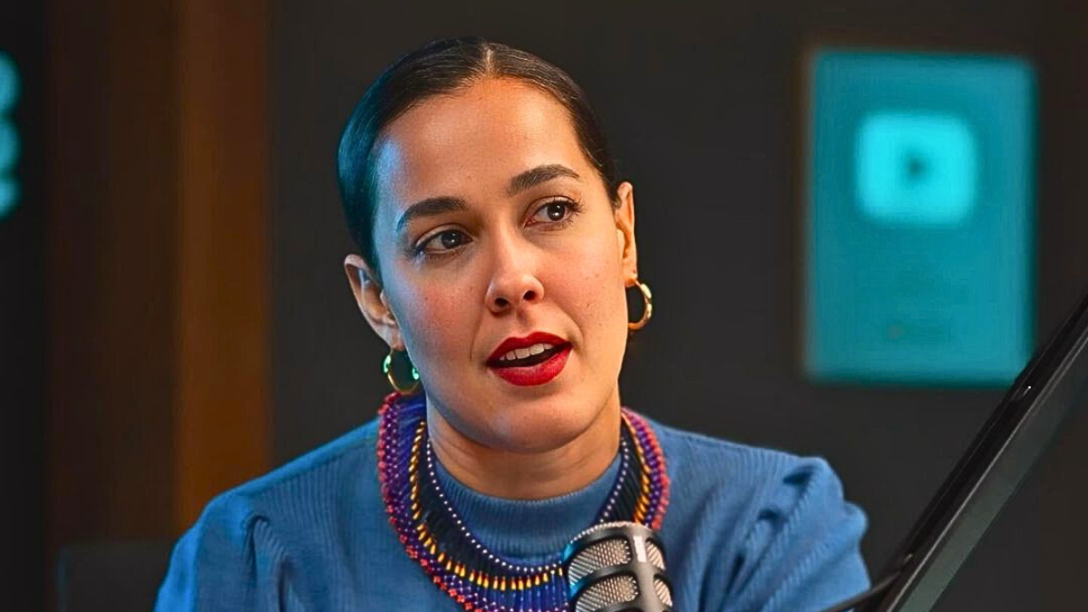 Alondra Santiago causó polémica por realizar una parodia del Himno Nacional.