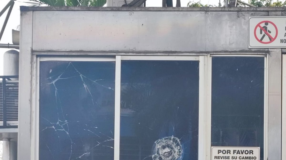 Los delincuentes dispararon a una cabina de recaudación del Consejo Provincial del Guayas.