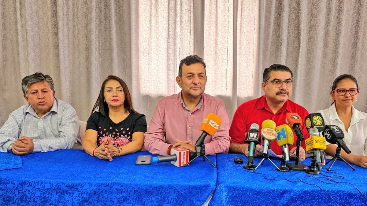 El director de Unidad Popular, Geovanni Atarihuana (c), y el precandidato, Jorge Escala (d), durante rueda de prensa.